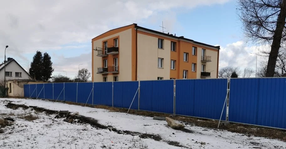 Rodzaje ogrodzeń budowlanych – zalety i wady różnych typów ogrodzeń