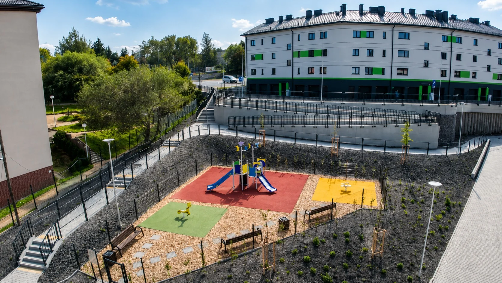 Ogrodzenia panelowe i zabezpieczenia terenu na osiedlu mieszkaniowym